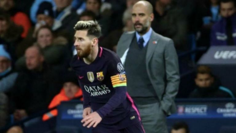 Guardiola observando a Messi en un partido del Barcelona