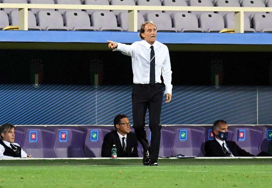 Roberto Mancini dirigiendo a la azzurra
