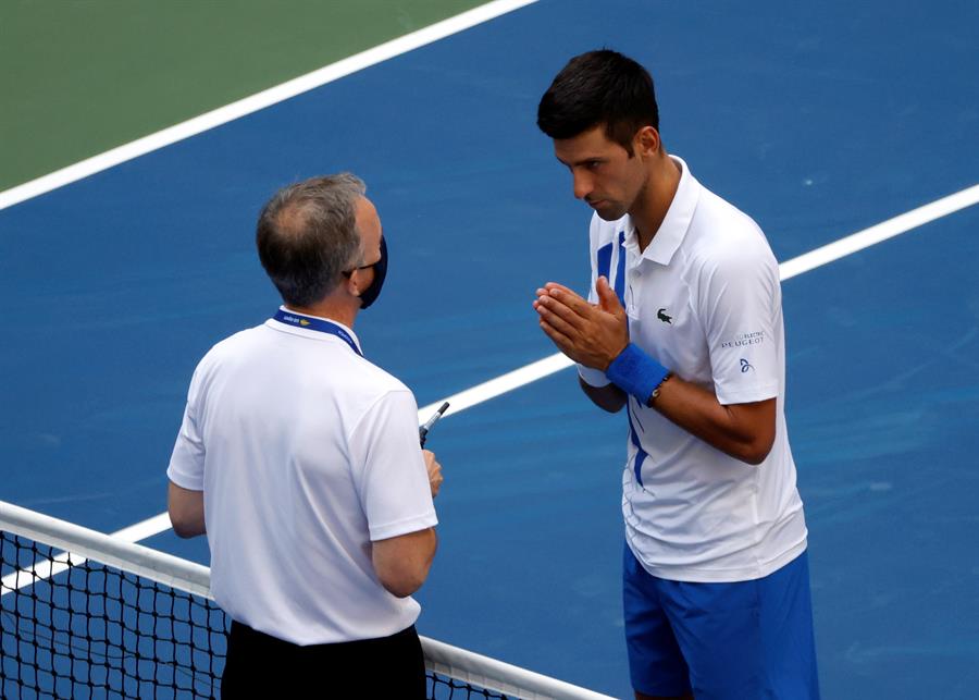 Novak Djokovic en conversación con el juez de silla