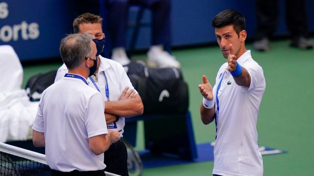 Novak Djokovic intentando explicar lo sucedido 