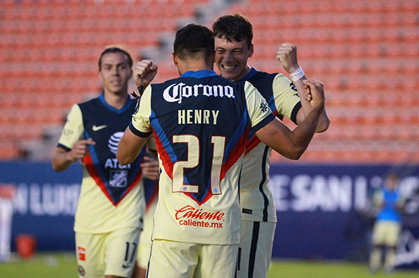 Federico Viñas y Henry Martín festejan un gol