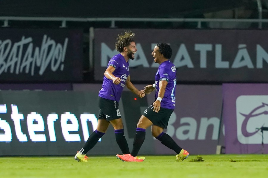 Huerta y Sanvezzo celebran gol vs Xolos