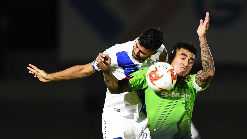 Néstor Vidrio y Darío Lezcano luchan por el balón