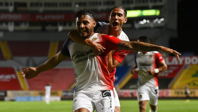 Alexis Vega y Uriel Antuna celebran el gol del triunfo