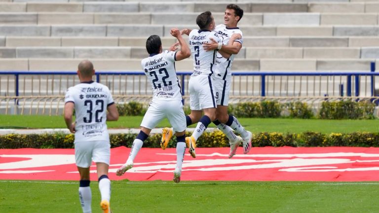 Jugadores de Pumas celebran un gol vs Atlético San Luis 