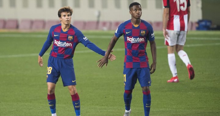Puig junto a Ansu Fati durante un partido con Barcelona