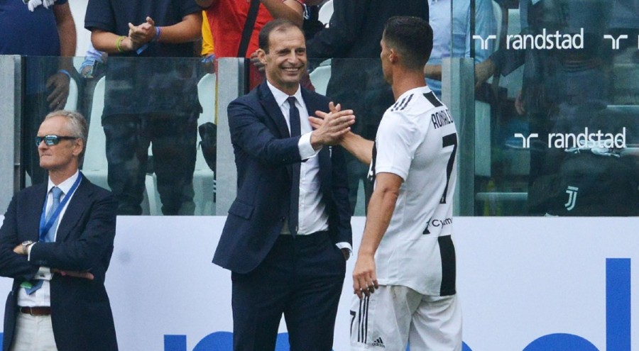Allegri saluda a Cristiano Ronaldo en un partido de la Juve