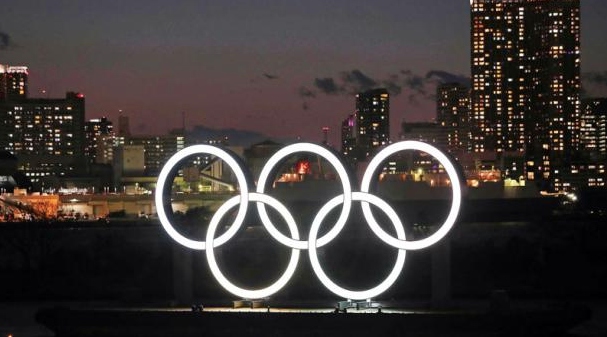 Los aros olímpicos esperan a los atletas 