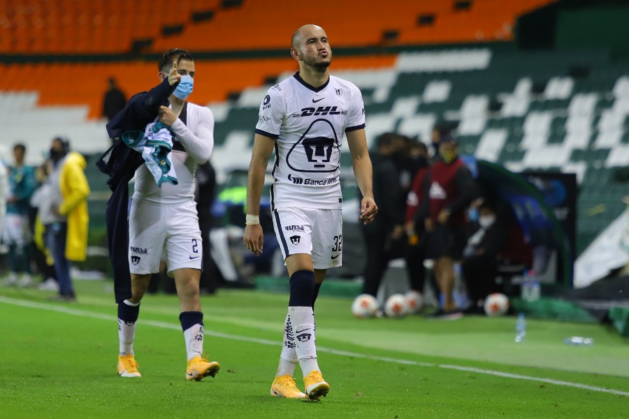 Carlos González durante un partido con Pumas