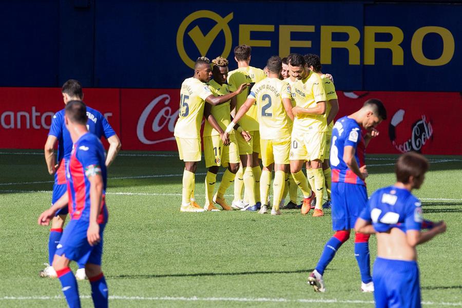 Jugadores del Submarino Amarillo festejan gol contra Eibar