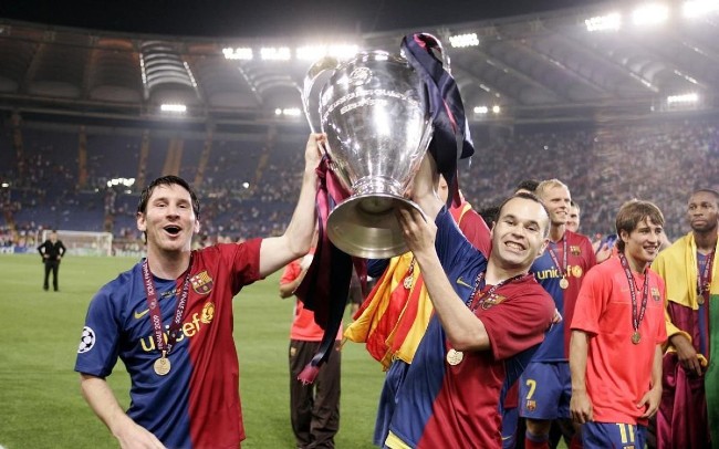Messi e Iniesta presumen la Orejona en 2009