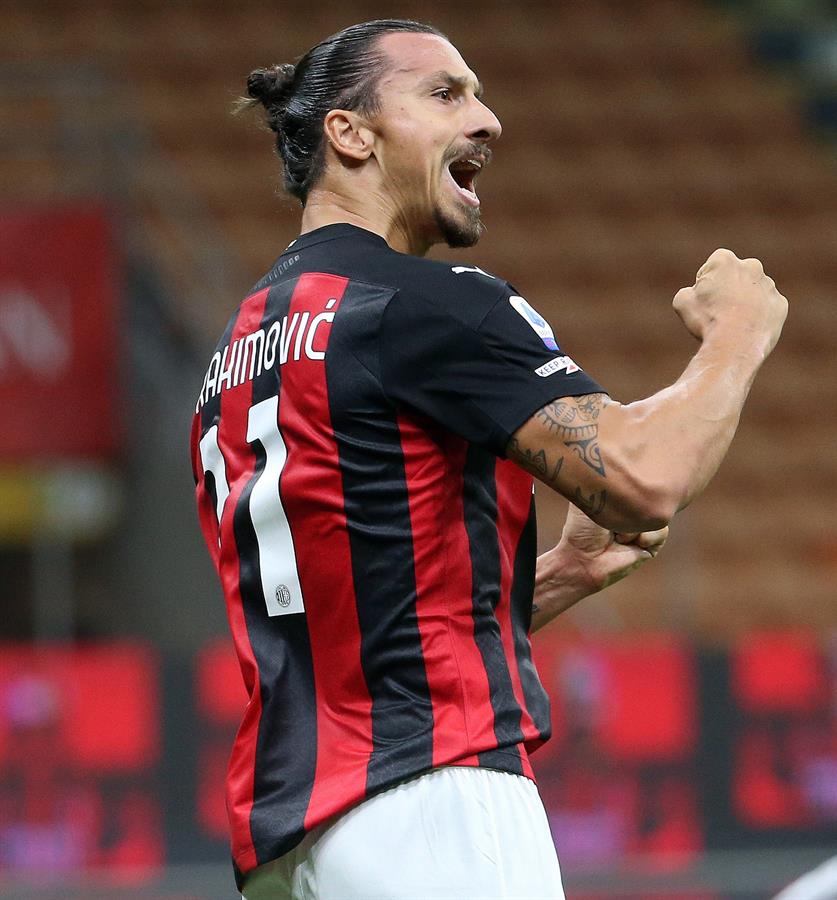 El delantero sueco Zlatan Ibrahimovic en acción con Milan