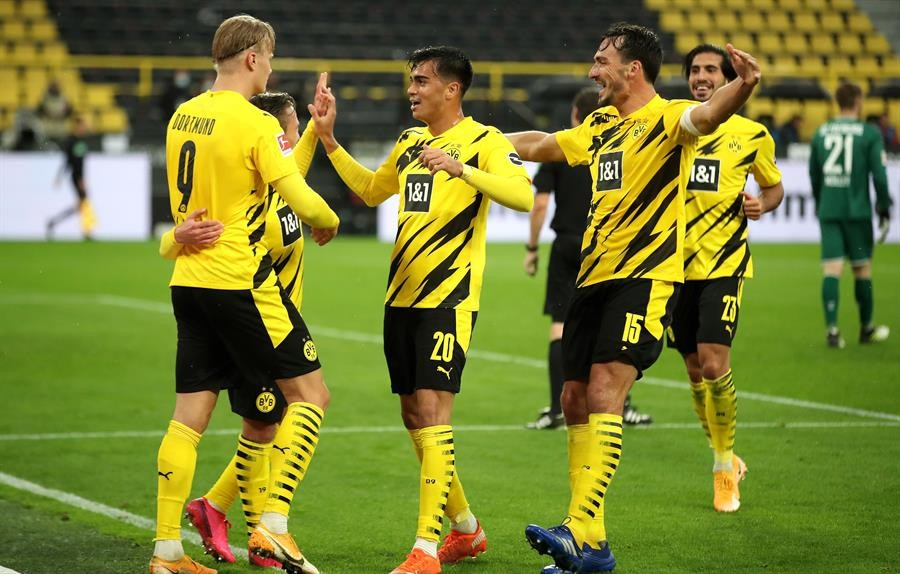 Jugadores del Dortmund celebrando gol ante el Friburgo