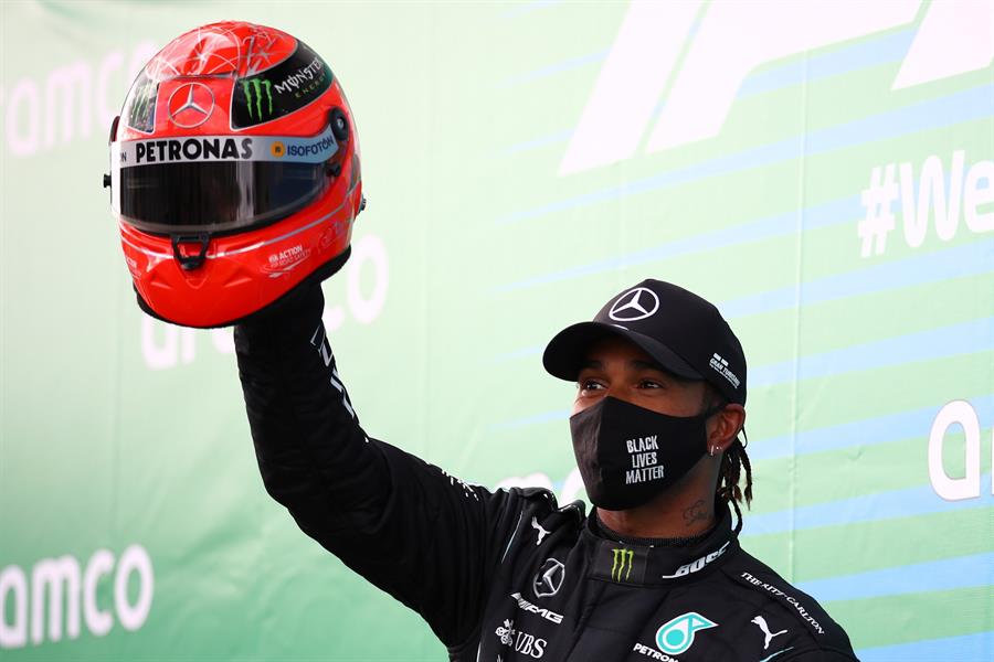 Lewis Hamilton con el casco de la leyenda Michael Schumacher