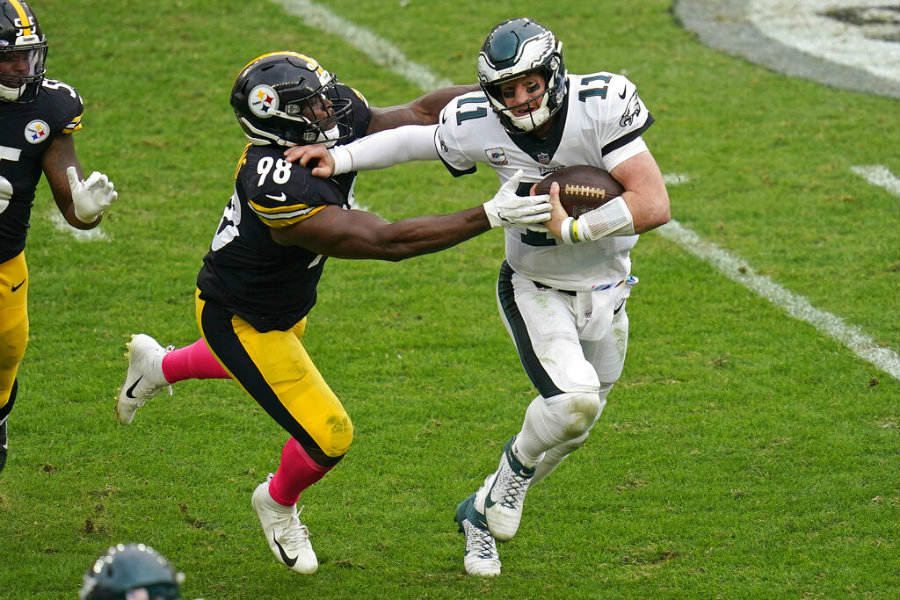 Carson Wentz sufrió ante la defensiva de Steelers