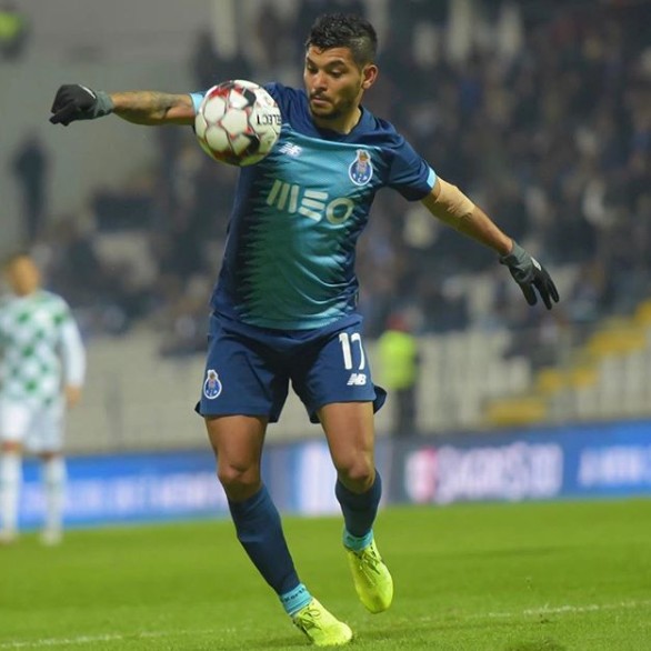 Jesús Corona durante un partido con Porto