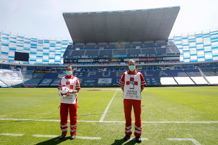 Personal de la Cruz Roja Mexicana en el Estadio Cuauhtémoc