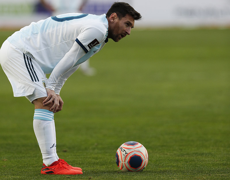 Lionel Messi durante un duelo con Argentina 