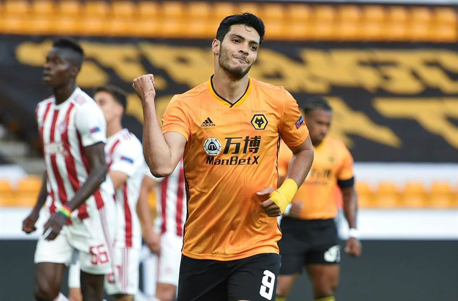 Raúl Jiménez celebra gol con Wolverhampton
