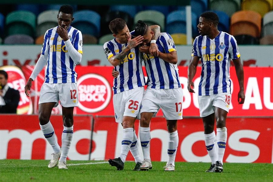 Corona y sus compañeros celebran gol vs Sporting Lisboa