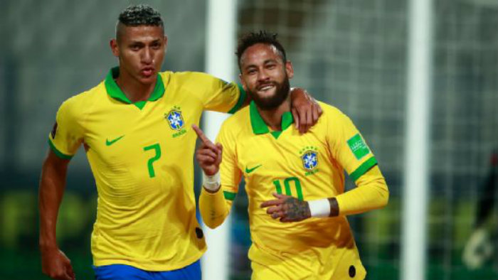 Los delanteros celebran gol con la selección de Brasil