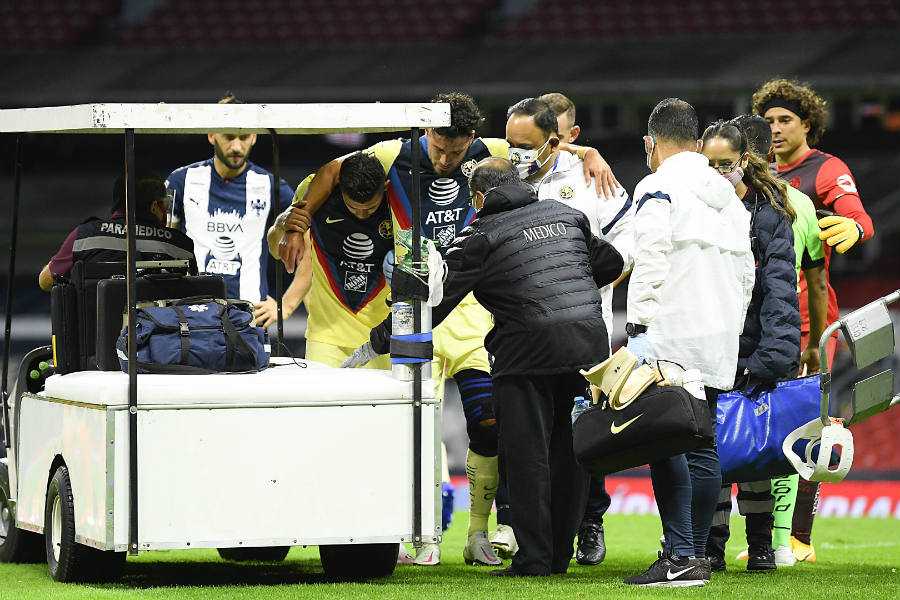 Valdez sale de la cancha del Estadio Azteca tras su lesión