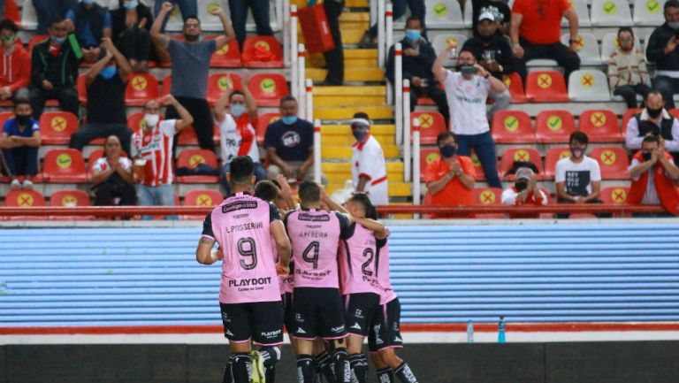 Jugadores del Necax celebran junto a su afición el gol de Ian González