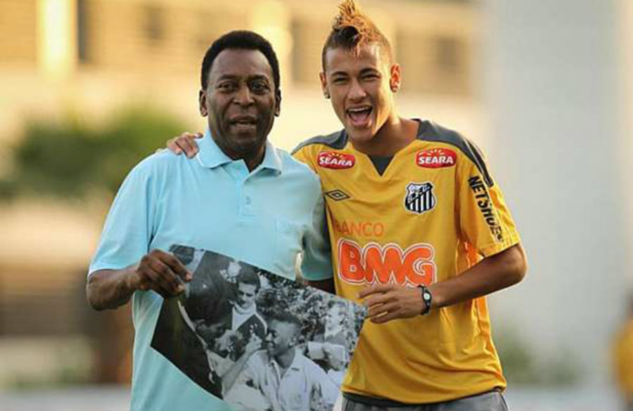 Neymar, durante su estancia con Santos, junto a Pelé