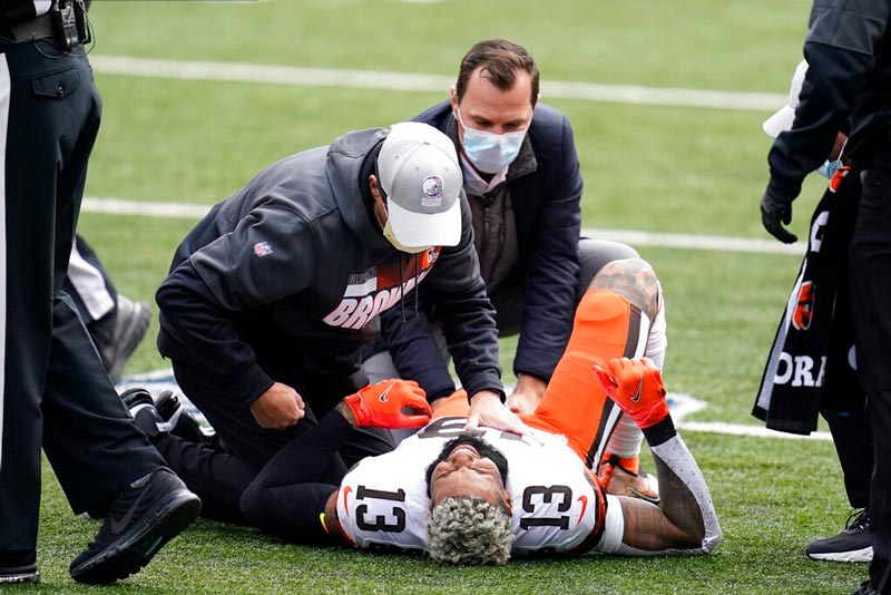 El receptor de los Browns recibe atención tras lesión