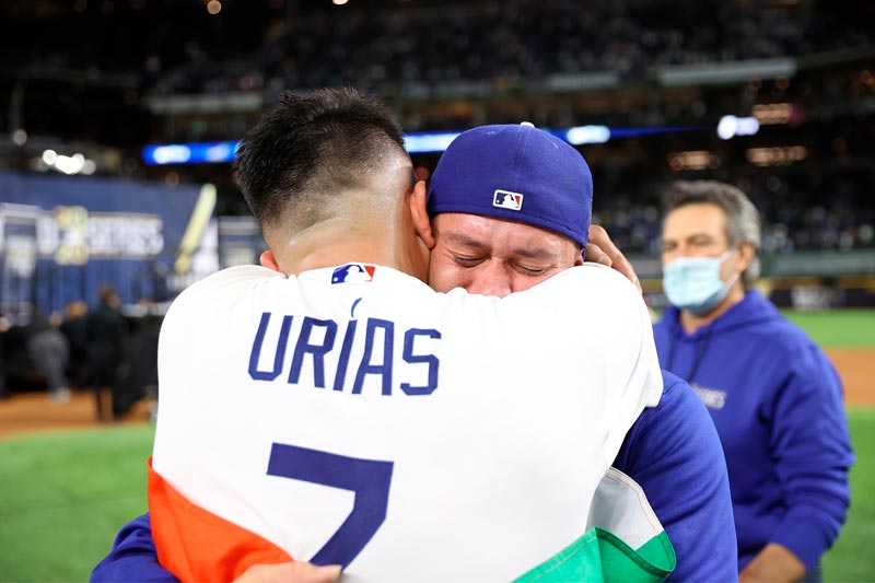 Julio Urías y Víctor González se abrazan tras ganar la Serie Mundial