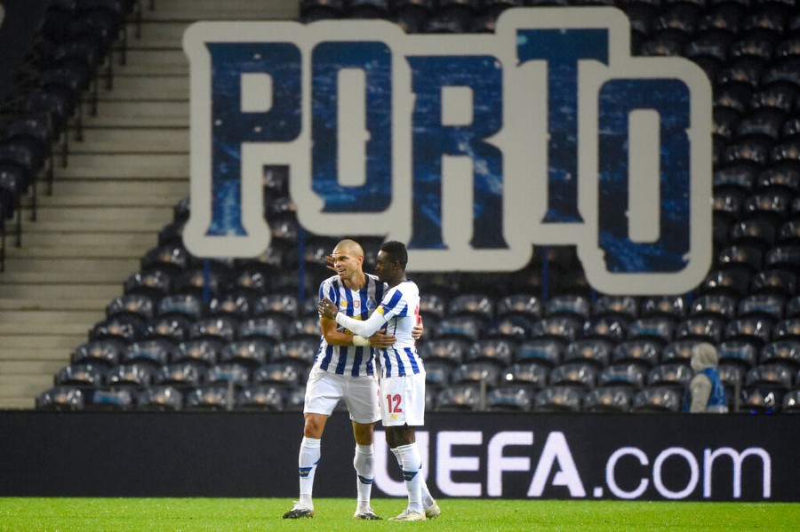 Pepe y Zaidu Sanusi celebran gol con Porto
