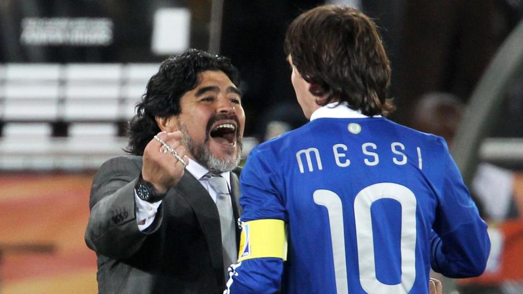 Maradona felicita a Messi durante su cargo como DT de Argentina