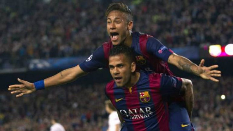 Alves celebra un gol con Neyamr en el Barcelona