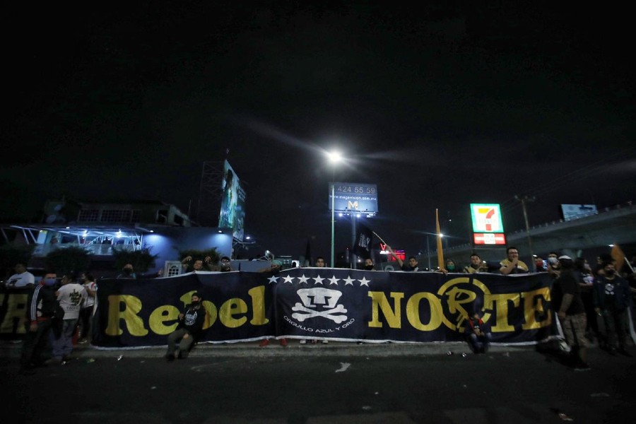 La Rebel apoyando previo al partido vs Cruz Azul