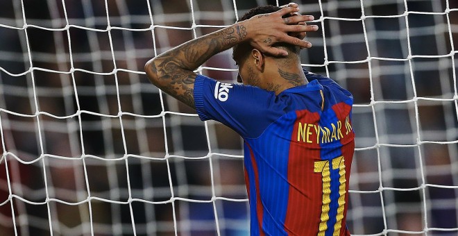 Neymar se lamenta tras fallar una acción