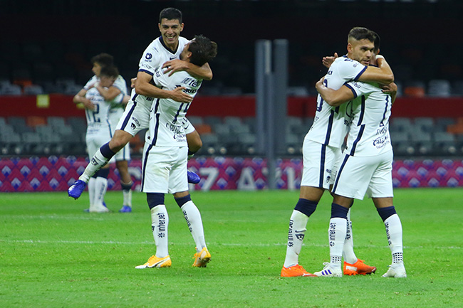 Futbolistas de Pumas se abrazan luego de un triunfo