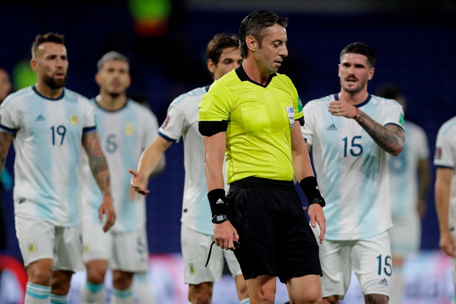 Jugadores argentinos reclamando una decisión al árbitro