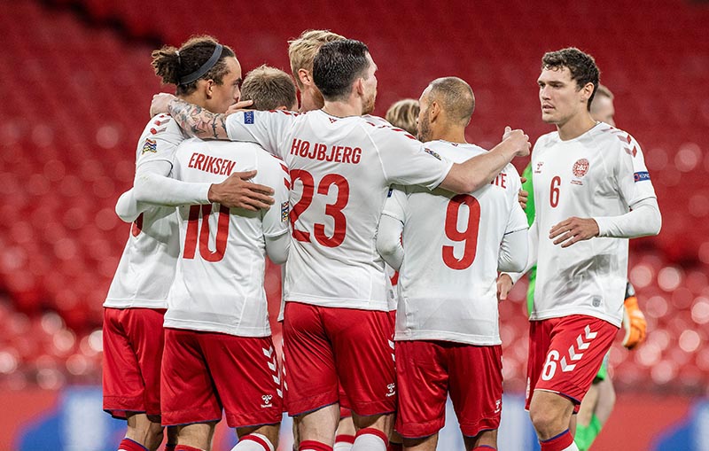 Jugadores de Dinamarca festejan un gol 