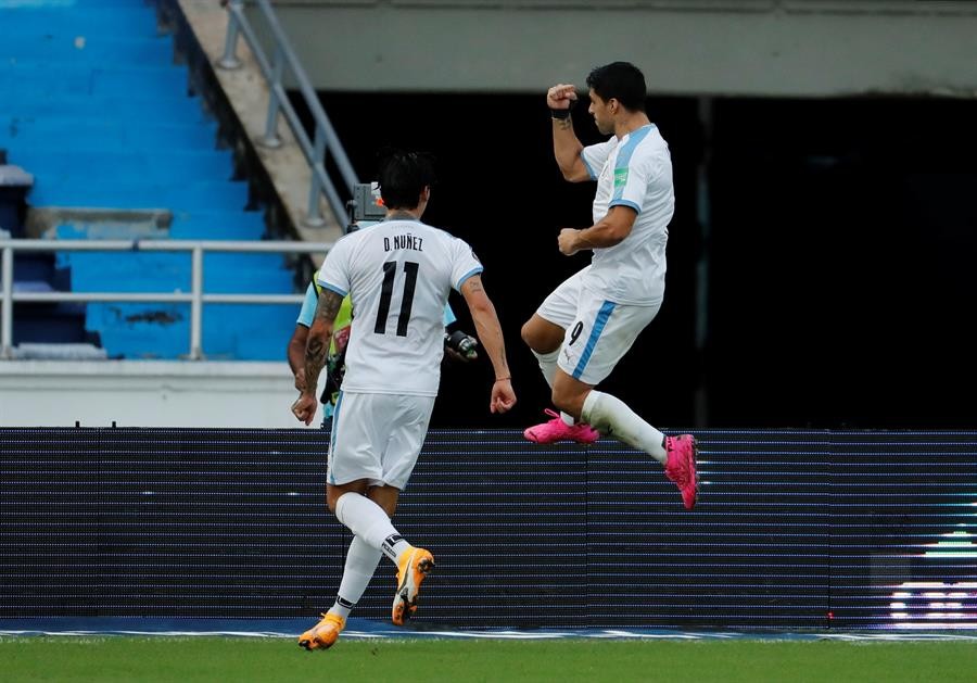 Suárez y Núñez celebran gol ante Colombia