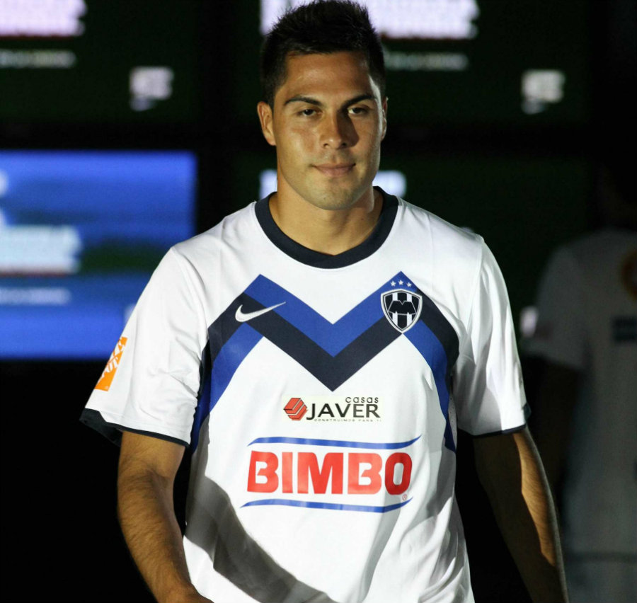 El tercer uniforme de Rayados en la campaña 2010-201, modelado por Héctor Miguel Morales