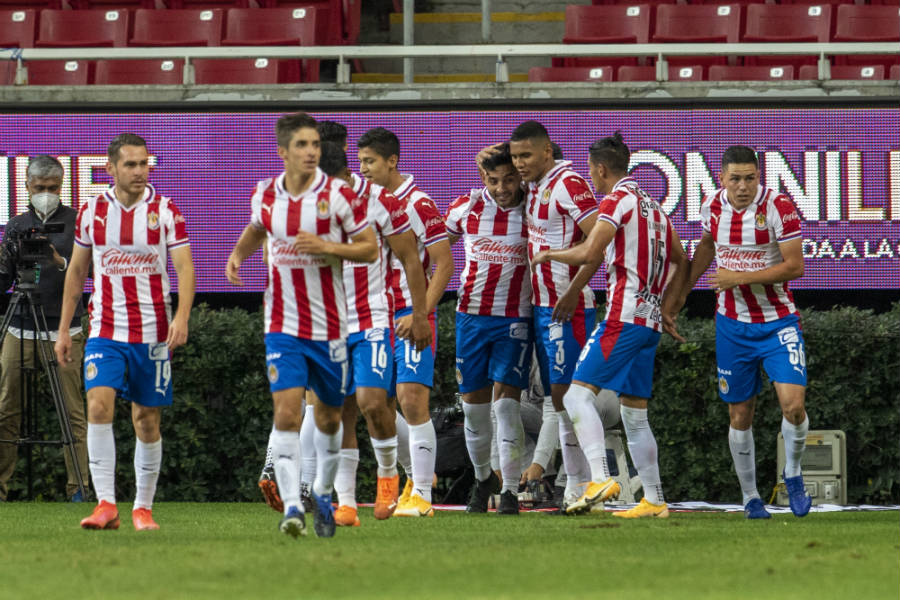 Jugadores de Chivas celebran gol a Monterrey