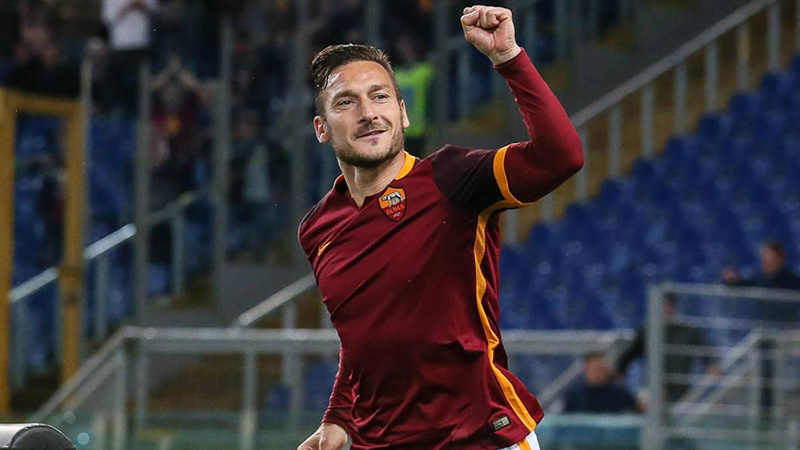 Totti durante un juego con la Roma en Serie A 