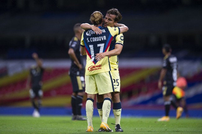 González y Córdova se abrazan en un juego del América