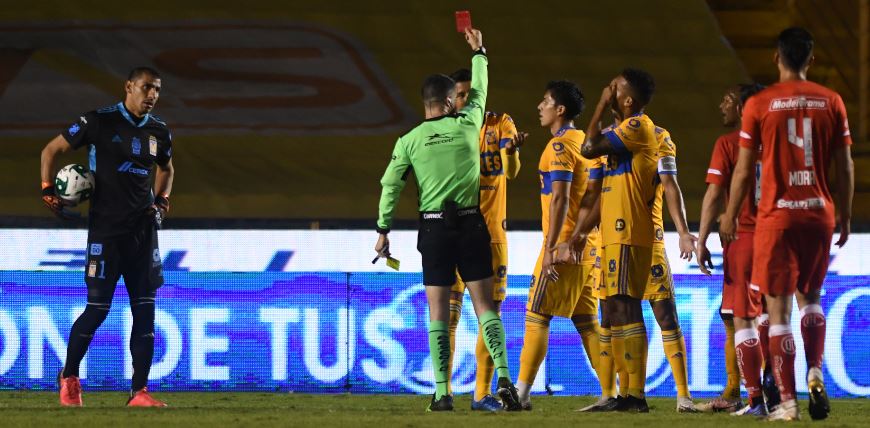 Hugo Ayala es expulsado en juego ante Toluca
