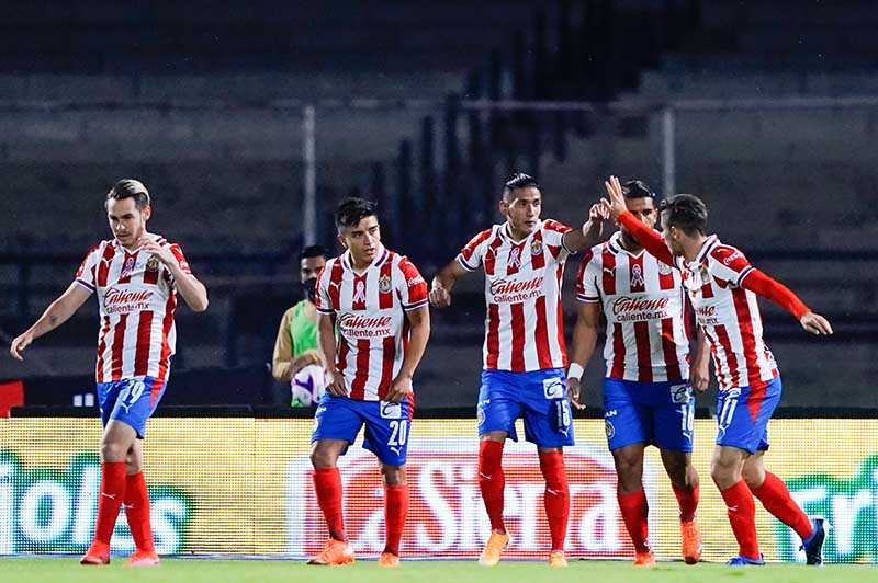 Jugadores de Chivas festejan un gol en el Guardianes 2020 
