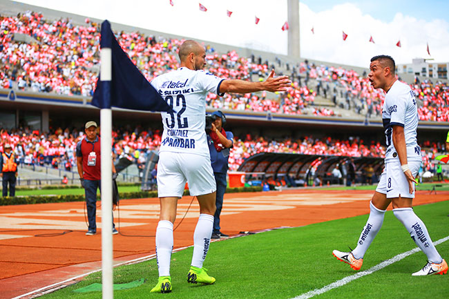 Barrera y González celebran un gol con Pumas en 2019