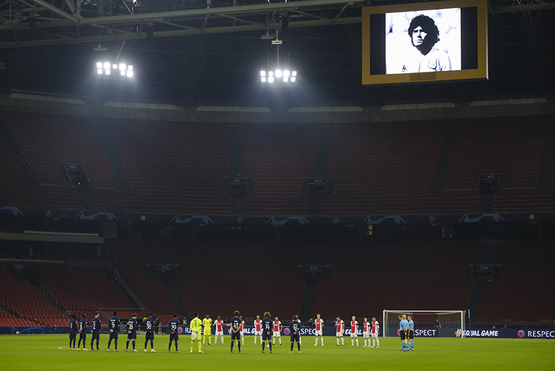 Jugadores guardan minuto de silencio en honor a Maradona 