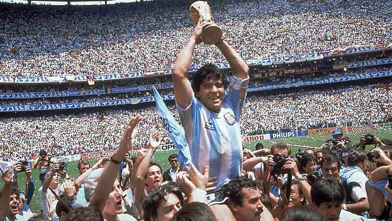 Diego Armando Maradona levanta la Copa del Mundo en México 86