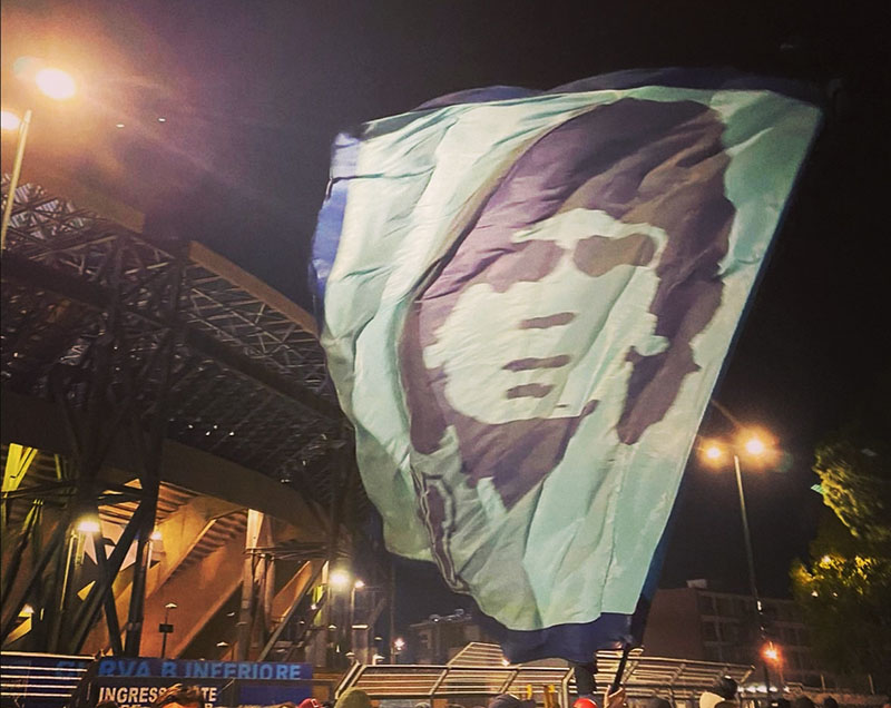 Bandera de Maradona en el recinto del Napoli