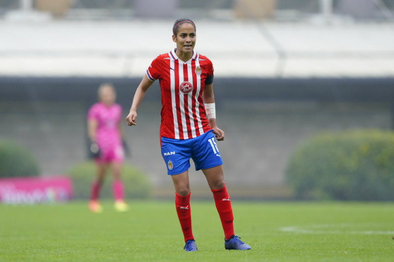 Carolina Jaramillo jugando con Chivas